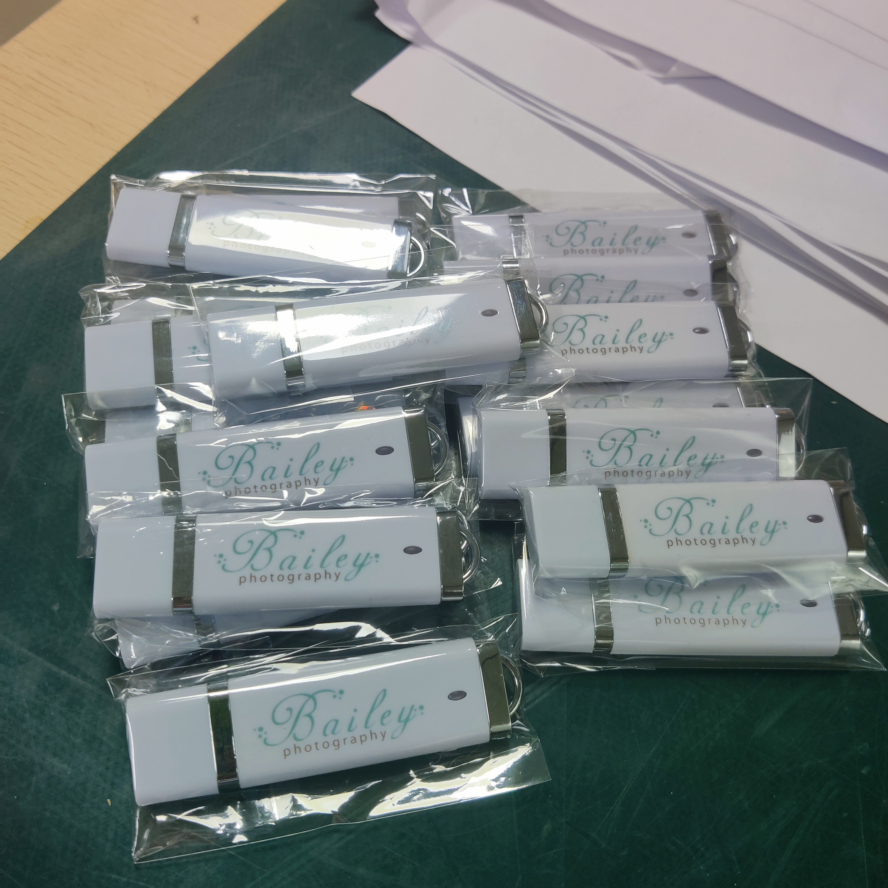 Simple Plastic USB FLASH DRIVE -White & Black