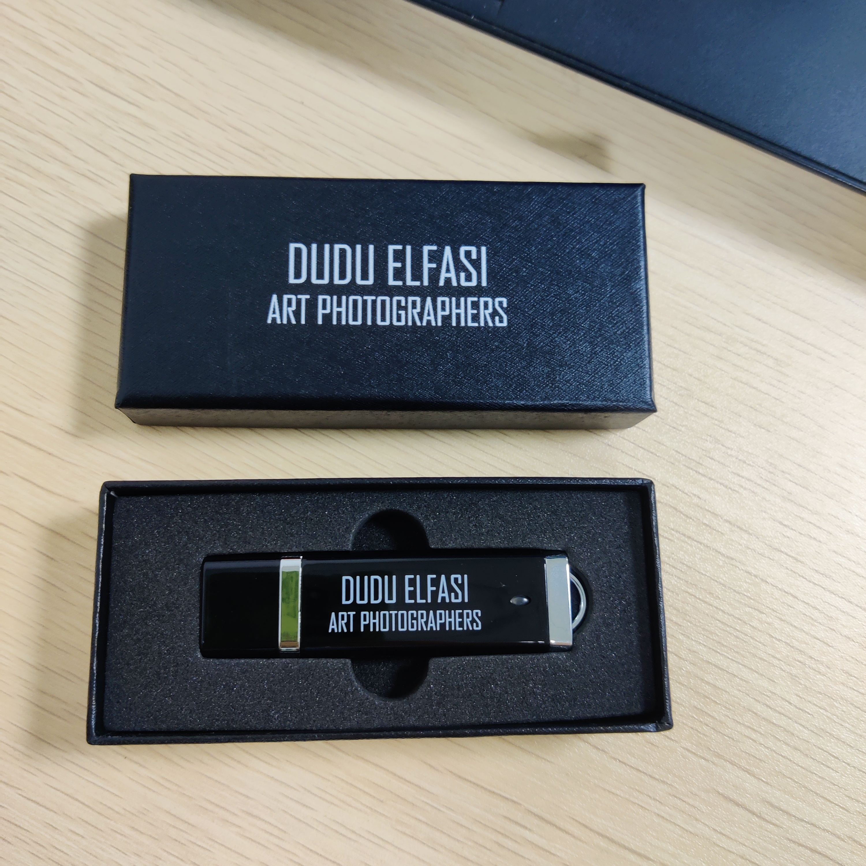 Simple Plastic USB FLASH DRIVE -White & Black