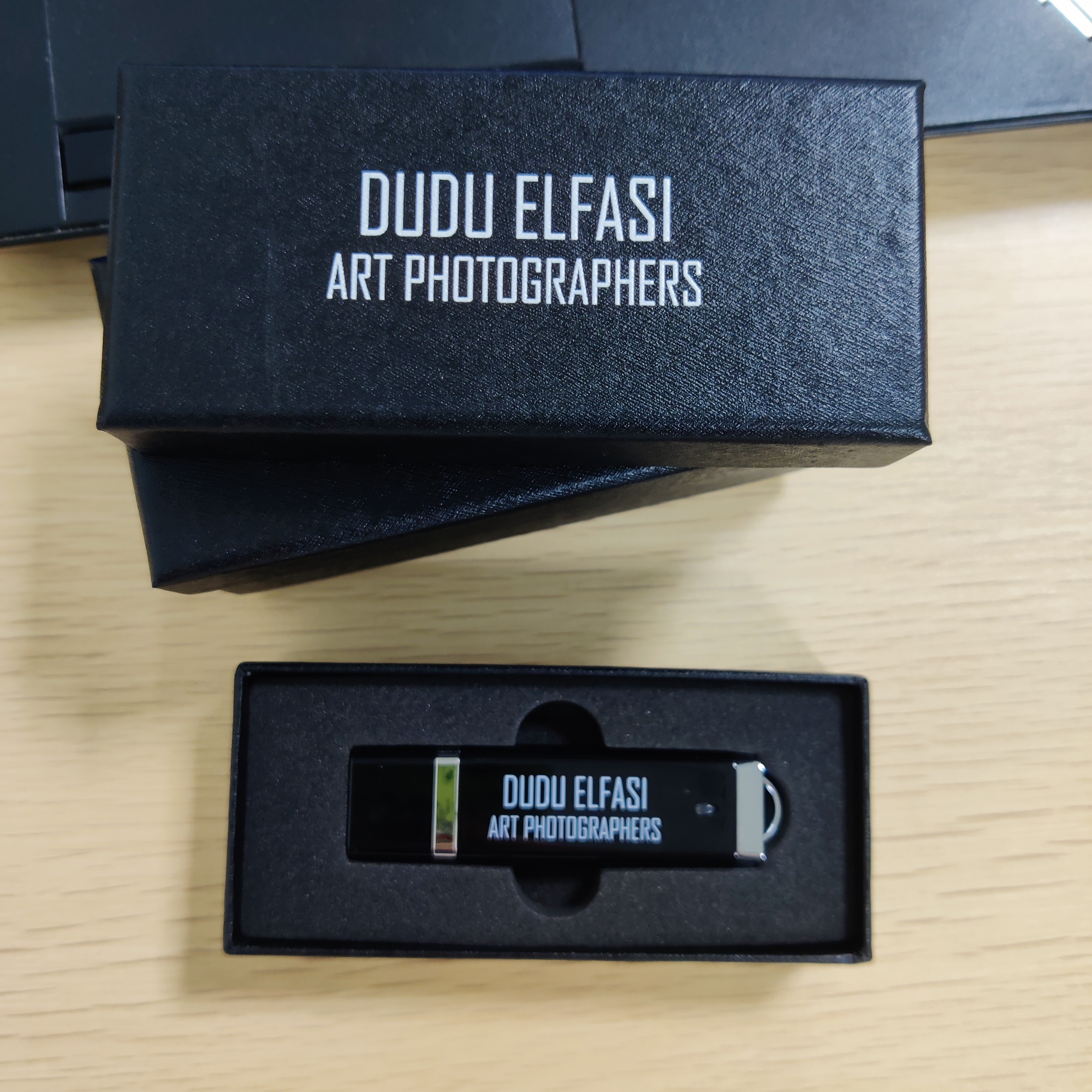 Simple Plastic USB FLASH DRIVE -White & Black