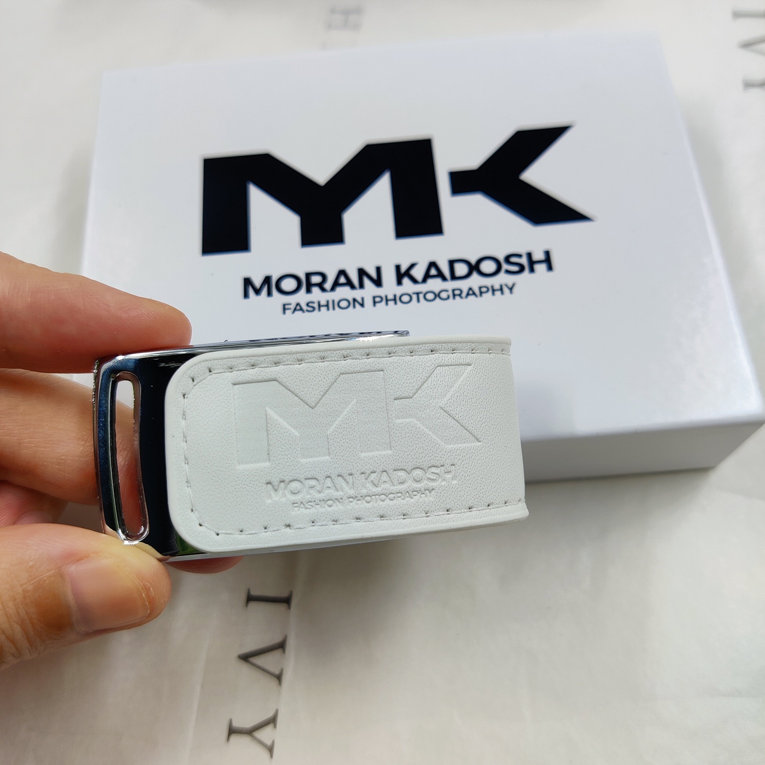 Emboss LOGO on White Leather USB Sticks, Print Black LOGO on white box