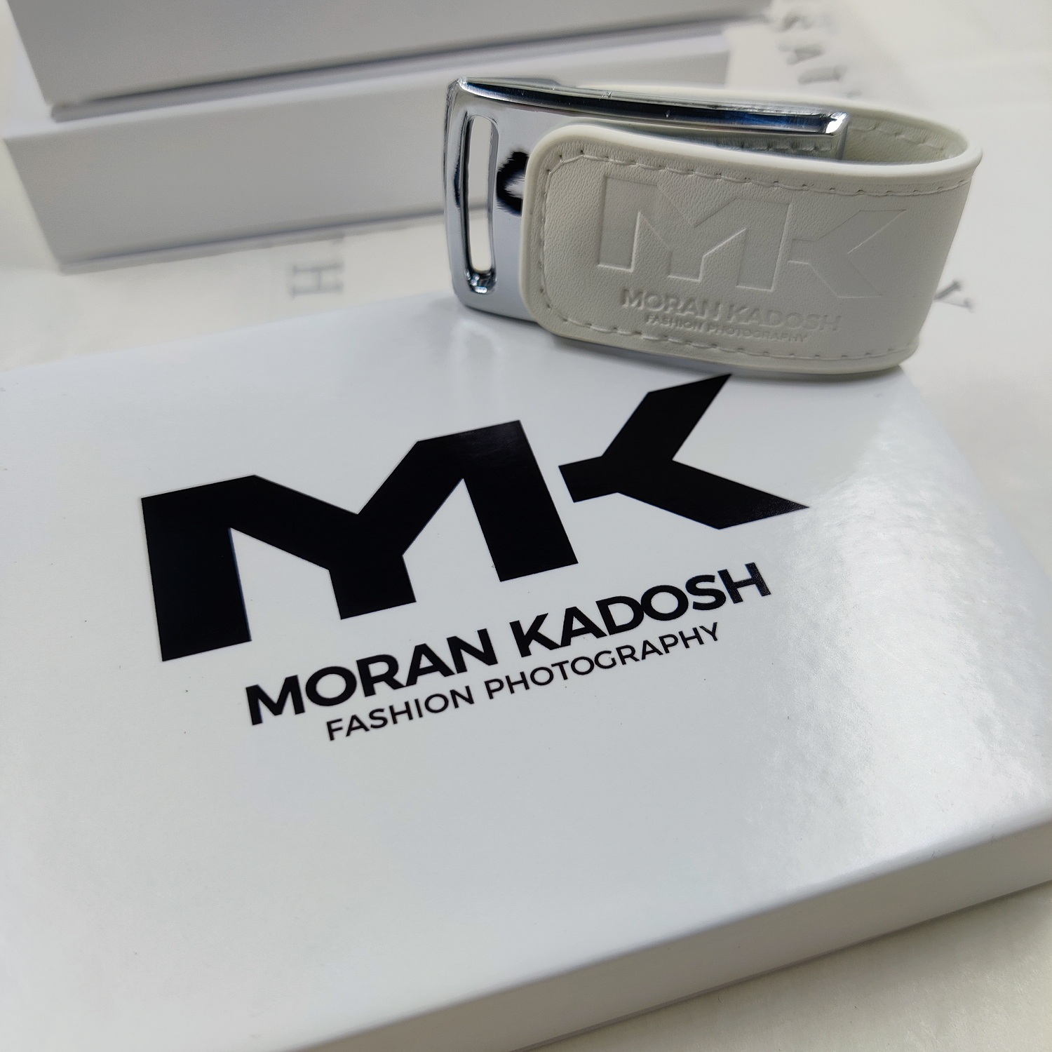Emboss LOGO on White Leather USB Sticks, Print Black LOGO on white box
