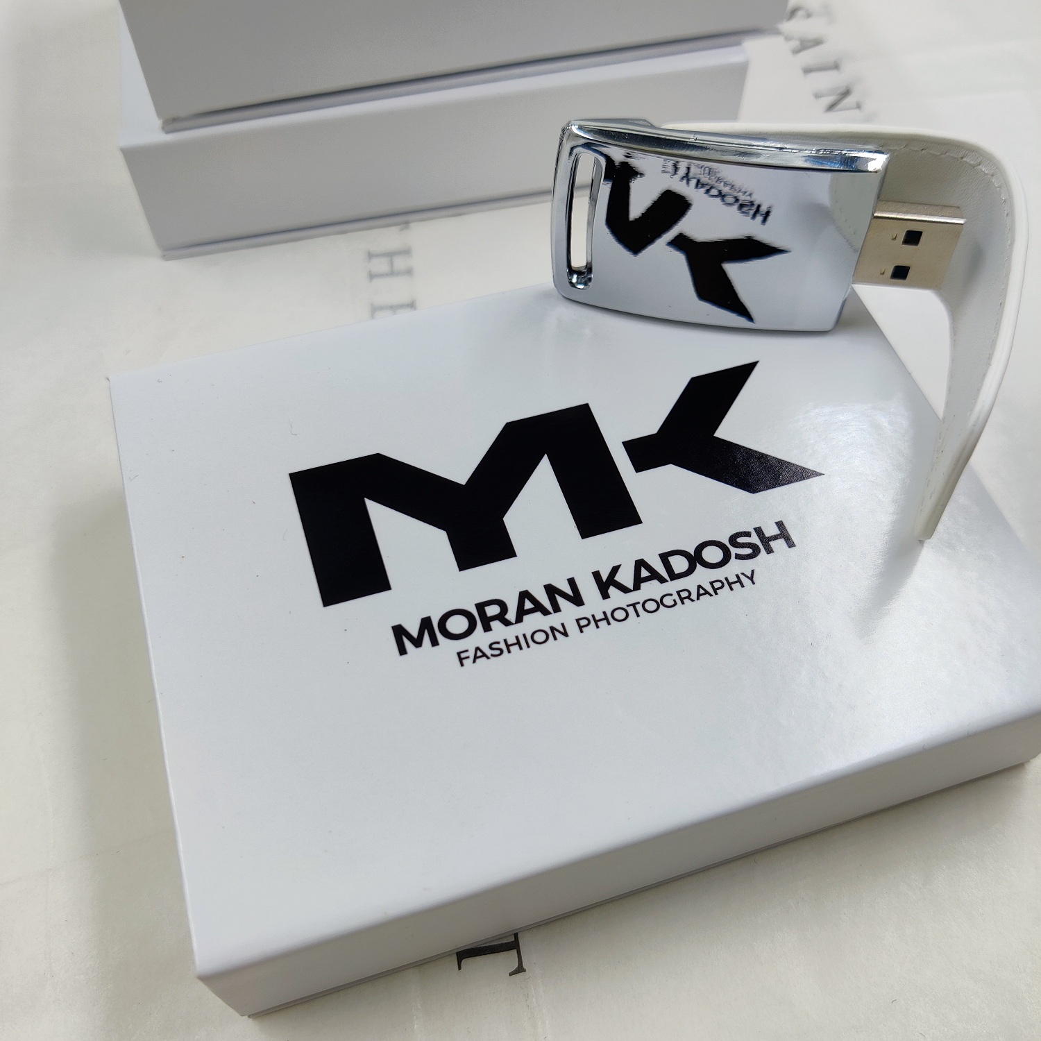 Emboss LOGO on White Leather USB Sticks, Print Black LOGO on white box