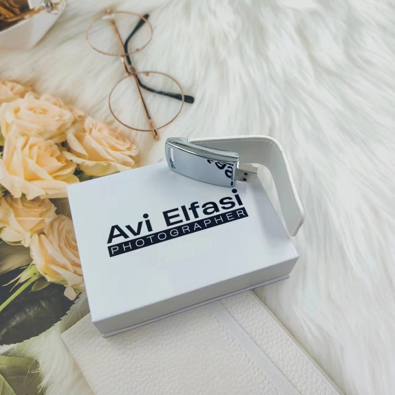 Leather USB flash drive with white box, printing LOGO is also a good choice.