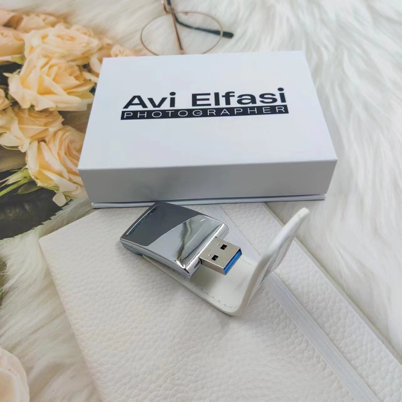 Leather USB flash drive with white box, printing LOGO is also a good choice.