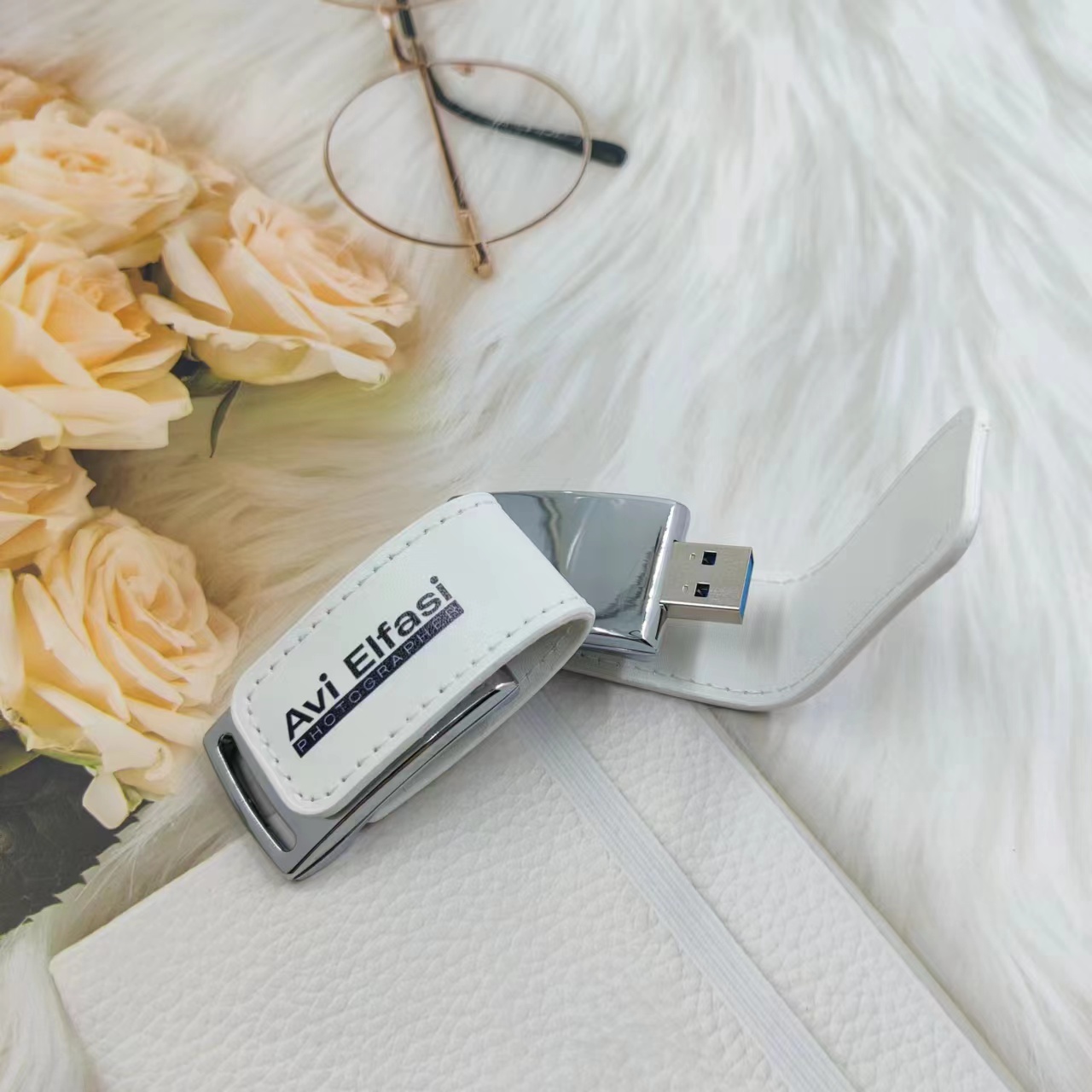 Leather USB flash drive with white box, printing LOGO is also a good choice.