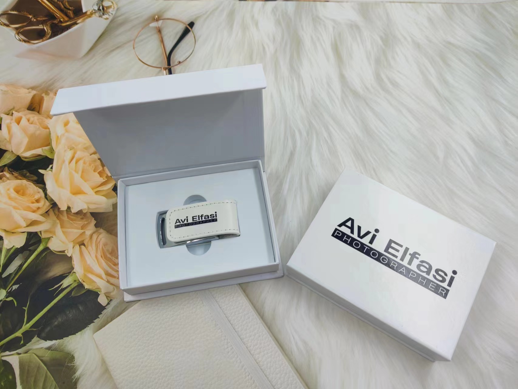 Leather USB flash drive with white box, printing LOGO is also a good choice.