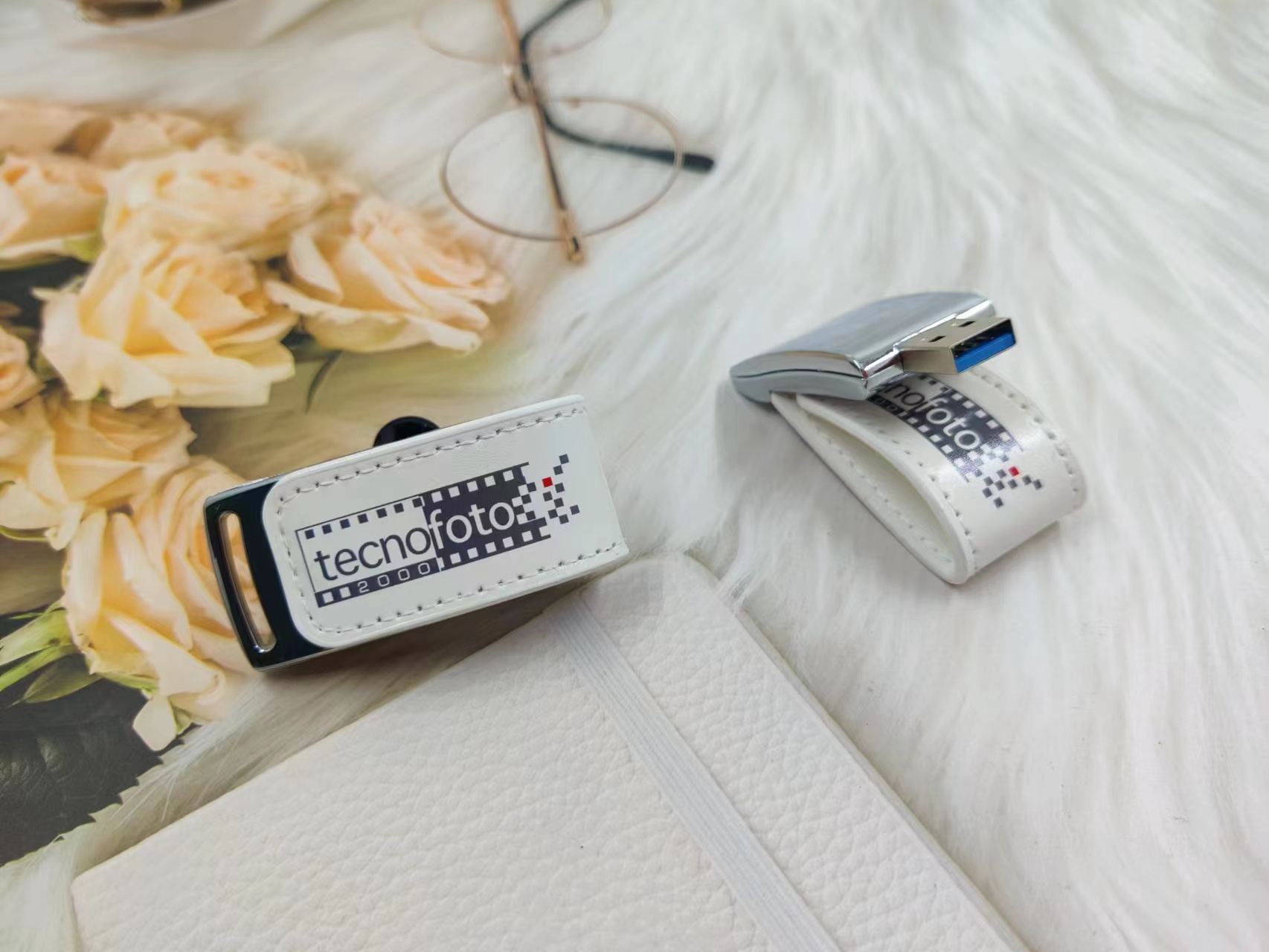White Leather USB sticks with or without boxes 32GB 64GB