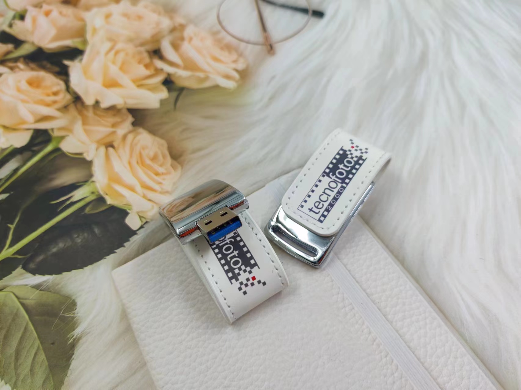 White Leather USB sticks with or without boxes 32GB 64GB