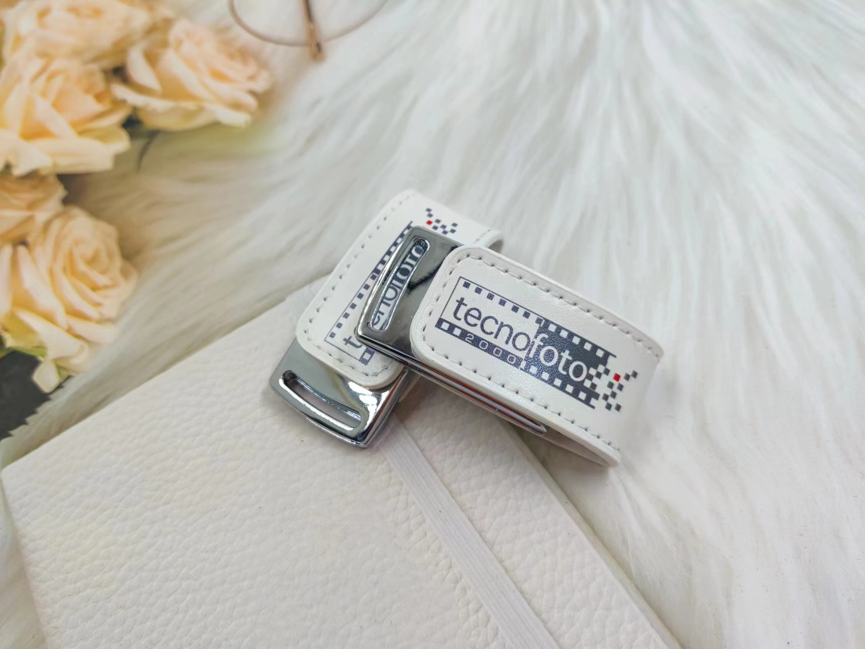 White Leather USB sticks with or without boxes 32GB 64GB